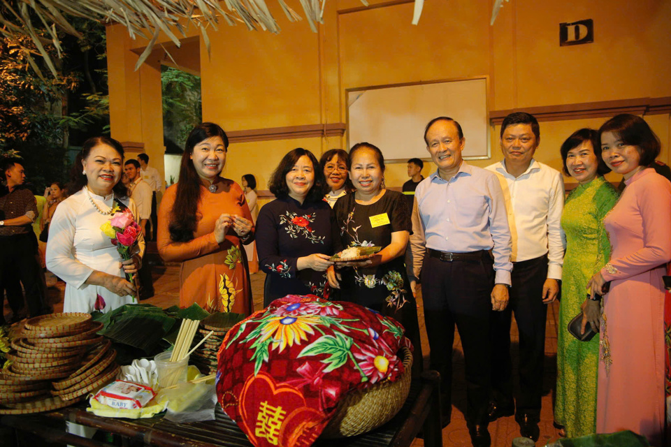 Bí thư Thành ủy Hà Nội Bùi Thị Minh Hoài và lãnh đạo TP Hà Nội tham quan các gian hàng trưng bày tại Ngày hội Đại đoàn kết toàn dân tộc phường Quán Thánh, quận Ba Đình.