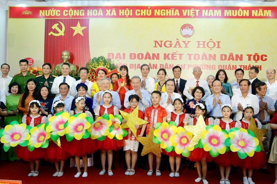 Lãnh đạo Đảng, Nhà nước và TP Hà Nội chụp ảnh lưu niệm với cán bộ, Nhân dân phường Quán Thánh, quận Ba Đình.