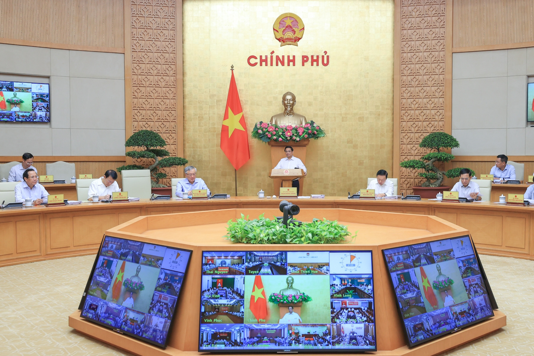 Tinh gọn bộ máy, thực hiện có lộ trình giảm hợp lý số lượng bộ, ngành
