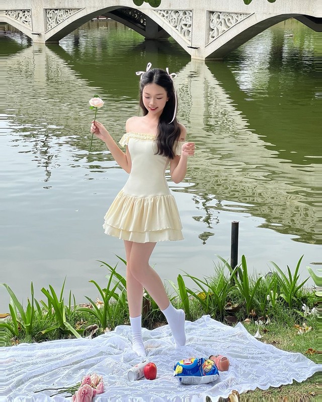 Chìa khóa mặc đẹp mùa này gọi tên váy trễ vai đầy cuốn hút- Ảnh 5. Chìa khóa mặc đẹp mùa này gọi tên váy trễ vai đầy cuốn hút- Ảnh 5.