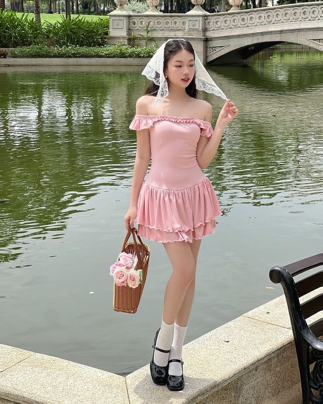 Chìa khóa mặc đẹp mùa này gọi tên váy trễ vai đầy cuốn hút- Ảnh 6. Chìa khóa mặc đẹp mùa này gọi tên váy trễ vai đầy cuốn hút- Ảnh 6.