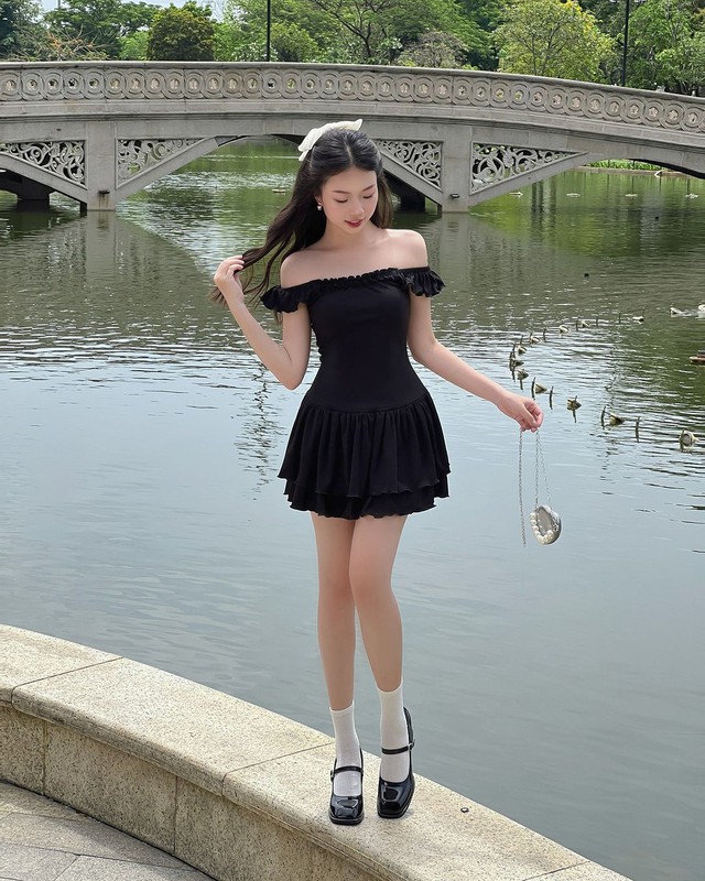 Chìa khóa mặc đẹp mùa này gọi tên váy trễ vai đầy cuốn hút- Ảnh 11. Chìa khóa mặc đẹp mùa này gọi tên váy trễ vai đầy cuốn hút- Ảnh 11.