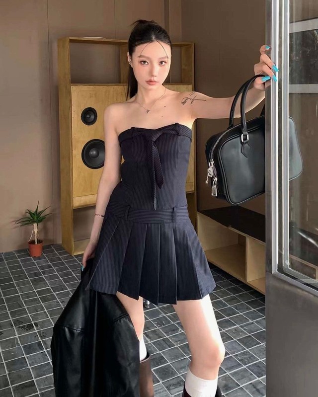 Chìa khóa mặc đẹp mùa này gọi tên váy trễ vai đầy cuốn hút- Ảnh 13. Chìa khóa mặc đẹp mùa này gọi tên váy trễ vai đầy cuốn hút- Ảnh 13.