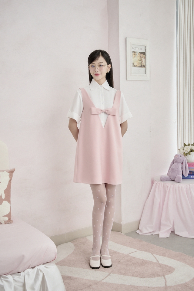 Chiếm trọn mọi ánh nhìn khi diện váy và quần yếm xuống phố- Ảnh 3. Chiếm trọn mọi ánh nhìn khi diện váy và quần yếm xuống phố- Ảnh 3.