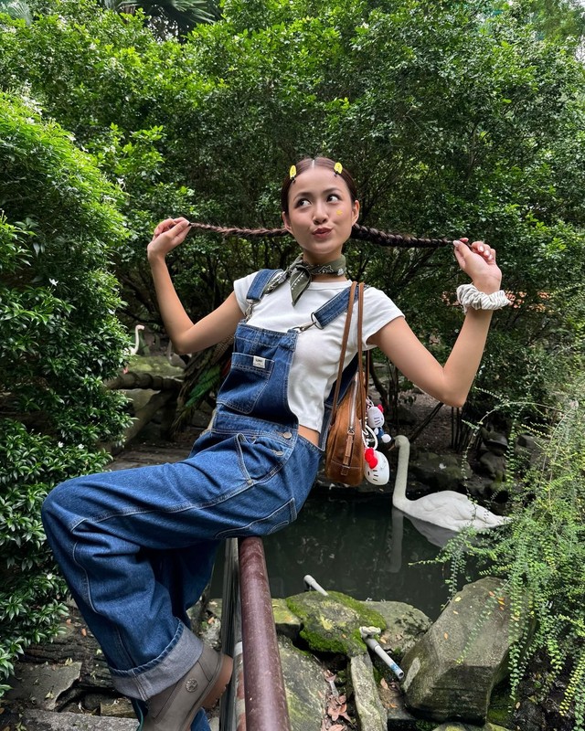 Chiếm trọn mọi ánh nhìn khi diện váy và quần yếm xuống phố- Ảnh 4. Chiếm trọn mọi ánh nhìn khi diện váy và quần yếm xuống phố- Ảnh 4.