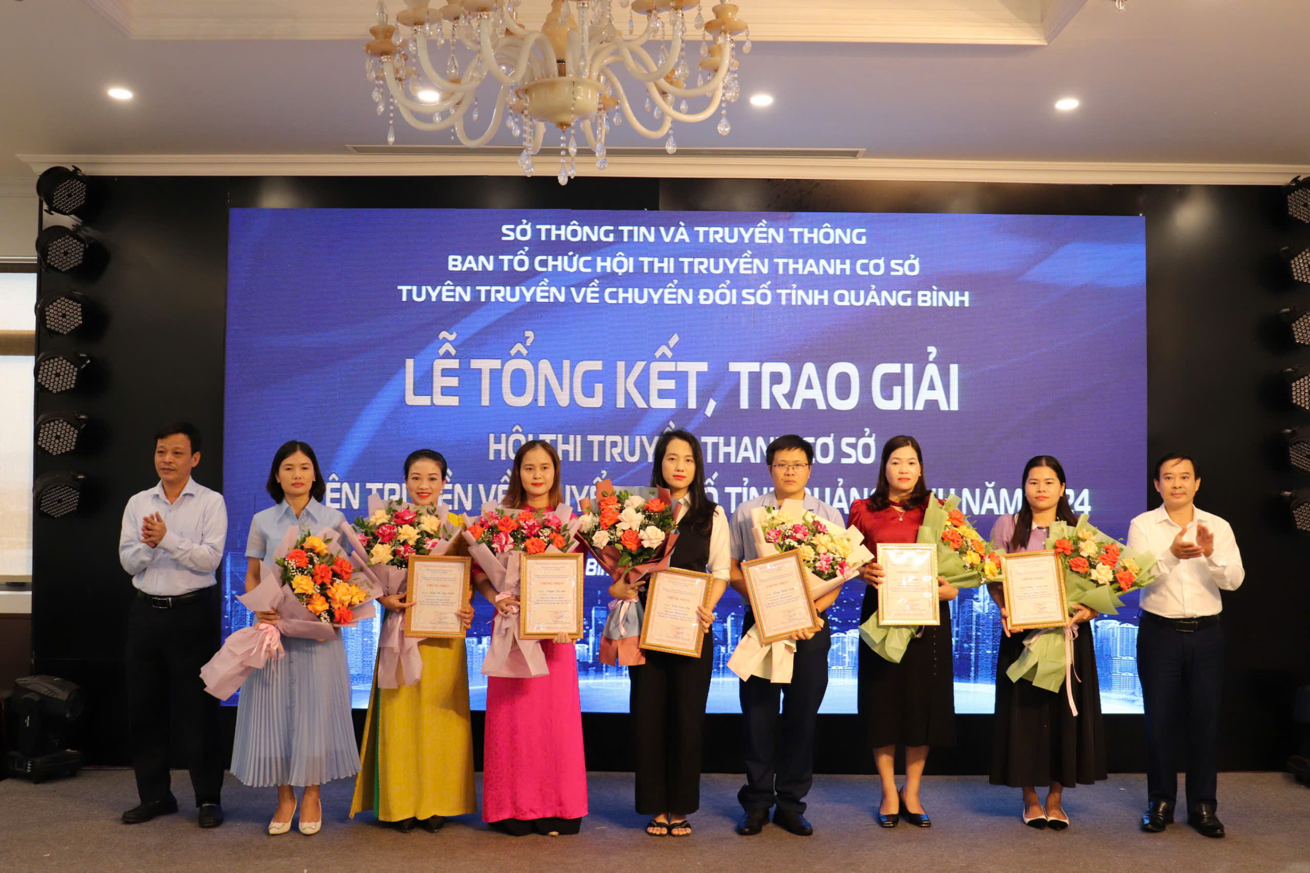 Trao giải Hội thi truyền thanh cơ sở tuyên truyền về
chuyển đổi số tỉnh Quảng Bình năm 2024- Ảnh 4. Trao giải Hội thi truyền thanh cơ sở tuyên truyền về
chuyển đổi số tỉnh Quảng Bình năm 2024- Ảnh 4.