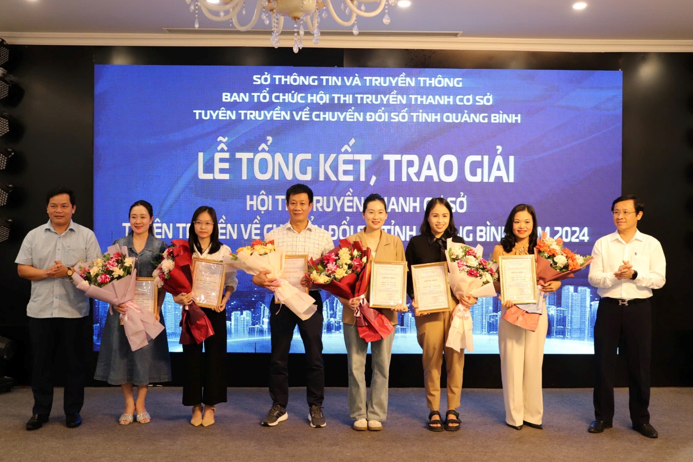 Trao giải Hội thi truyền thanh cơ sở tuyên truyền về
chuyển đổi số tỉnh Quảng Bình năm 2024- Ảnh 5. Trao giải Hội thi truyền thanh cơ sở tuyên truyền về
chuyển đổi số tỉnh Quảng Bình năm 2024- Ảnh 5.