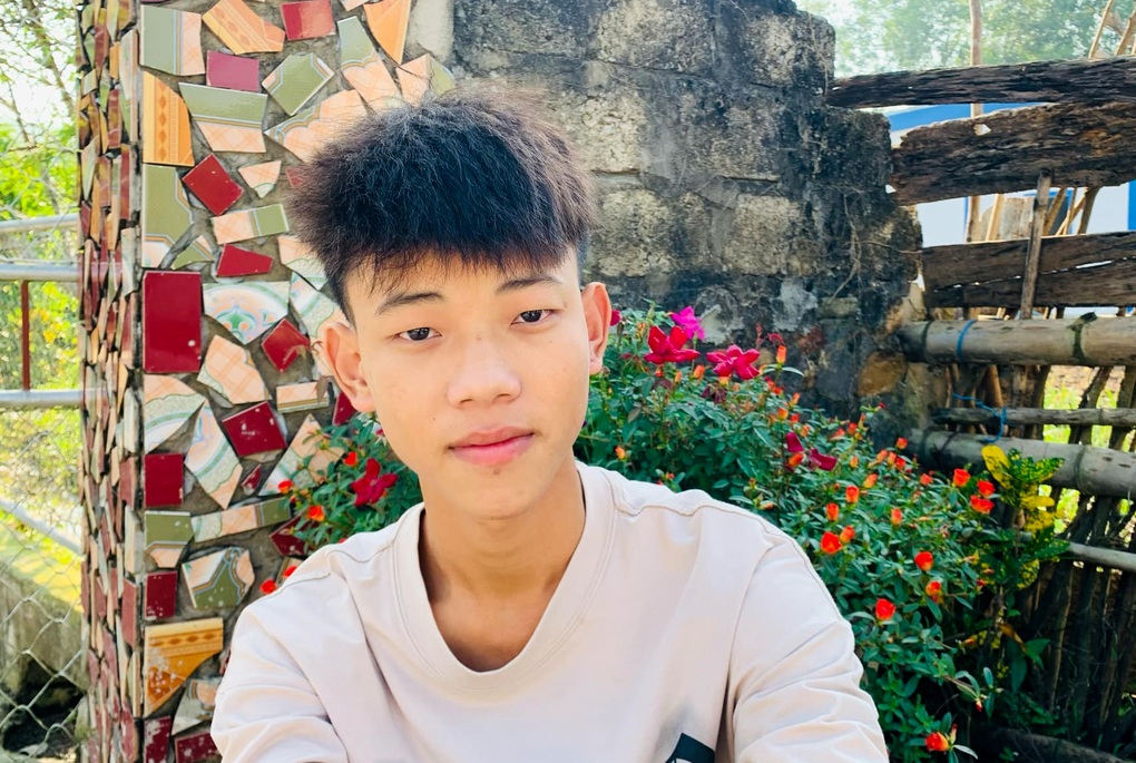 Chàng trai mồ côi cả bố lẫn mẹ viết đơn tình nguyện nhập ngũ - 2 Chàng trai mồ côi cả bố lẫn mẹ viết đơn tình nguyện nhập ngũ - 2