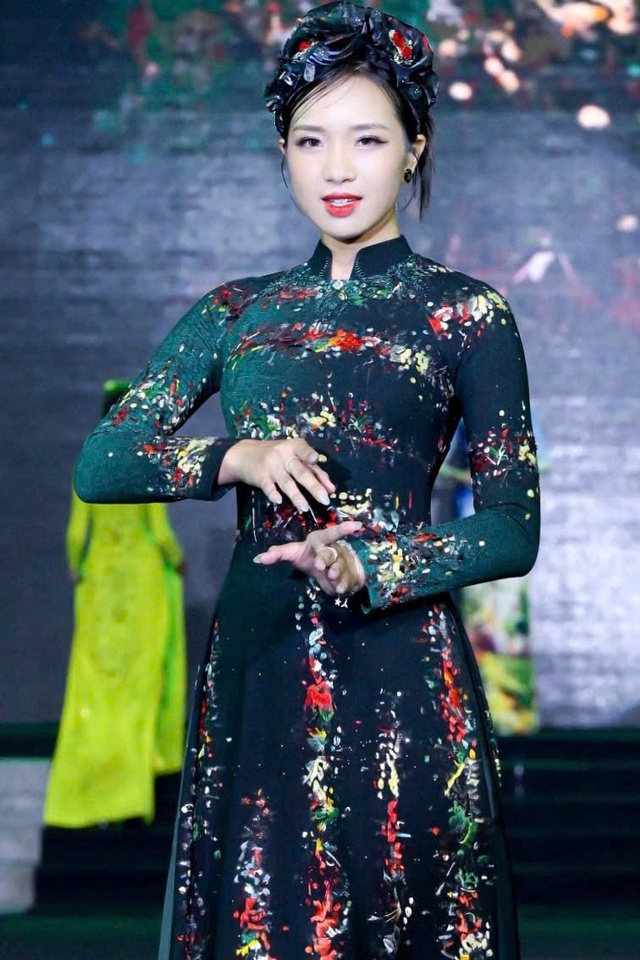 Tôn vinh vẻ đẹp tà áo dài Việt qua show 'Cội nguồn tinh hoa hội tụ'- Ảnh 2. Tôn vinh vẻ đẹp tà áo dài Việt qua show 'Cội nguồn tinh hoa hội tụ'- Ảnh 2.