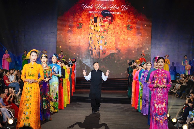 Tôn vinh vẻ đẹp tà áo dài Việt qua show 'Cội nguồn tinh hoa hội tụ'- Ảnh 3. Tôn vinh vẻ đẹp tà áo dài Việt qua show 'Cội nguồn tinh hoa hội tụ'- Ảnh 3.