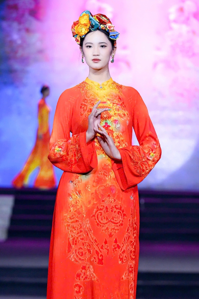 Tôn vinh vẻ đẹp tà áo dài Việt qua show 'Cội nguồn tinh hoa hội tụ'- Ảnh 5. Tôn vinh vẻ đẹp tà áo dài Việt qua show 'Cội nguồn tinh hoa hội tụ'- Ảnh 5.