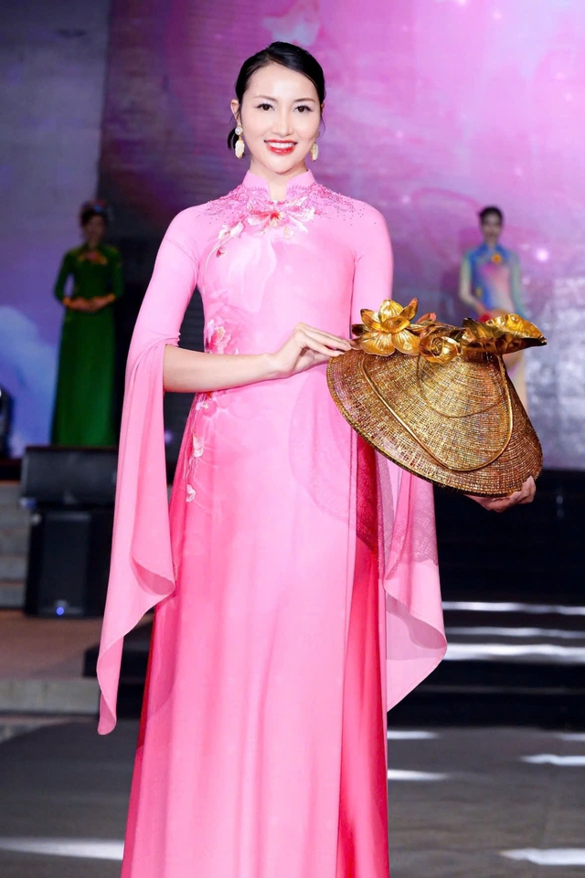 Tôn vinh vẻ đẹp tà áo dài Việt qua show 'Cội nguồn tinh hoa hội tụ'- Ảnh 6. Tôn vinh vẻ đẹp tà áo dài Việt qua show 'Cội nguồn tinh hoa hội tụ'- Ảnh 6.