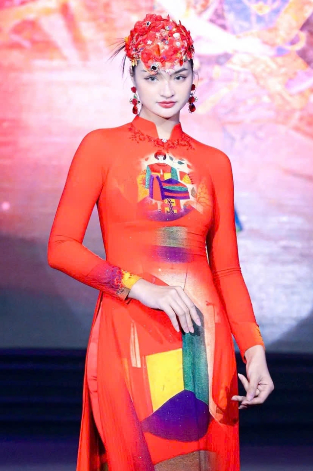 Tôn vinh vẻ đẹp tà áo dài Việt qua show 'Cội nguồn tinh hoa hội tụ'- Ảnh 7. Tôn vinh vẻ đẹp tà áo dài Việt qua show 'Cội nguồn tinh hoa hội tụ'- Ảnh 7.