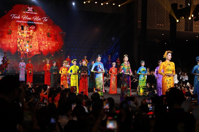 Tôn vinh vẻ đẹp tà áo dài Việt qua show 'Cội nguồn tinh hoa hội tụ'- Ảnh 9. Tôn vinh vẻ đẹp tà áo dài Việt qua show 'Cội nguồn tinh hoa hội tụ'- Ảnh 9.