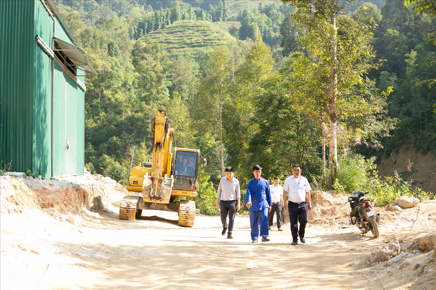 Ông Bùi Thanh Hưởng, Trưởng phòng Dân tộc huyện Hoàng Su Phì (áo xanh) kiểm tra việc thực hiện Chương trình MTQG 1719 trên địa bàn xã Túng Sán Ông Bùi Thanh Hưởng, Trưởng phòng Dân tộc huyện Hoàng Su Phì (áo xanh) kiểm tra việc thực hiện Chương trình MTQG 1719 trên địa bàn xã Túng Sán