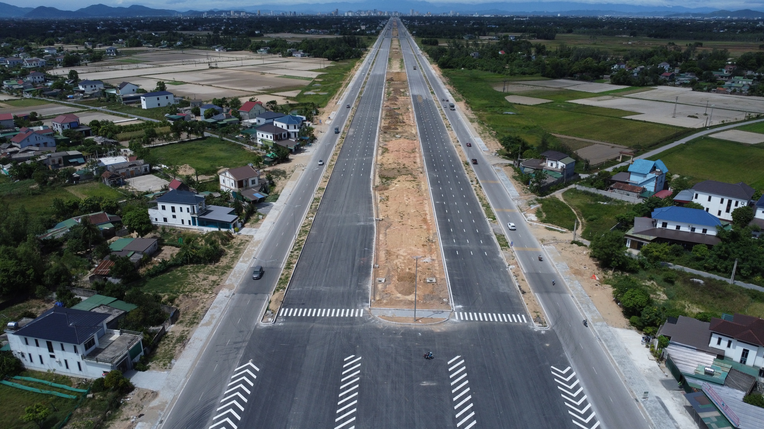 Chốt thời điểm tăng tốc độ tối đa trên đại lộ nối Vinh - Cửa Lò- Ảnh 3. Chốt thời điểm tăng tốc độ tối đa trên đại lộ nối Vinh - Cửa Lò- Ảnh 3.