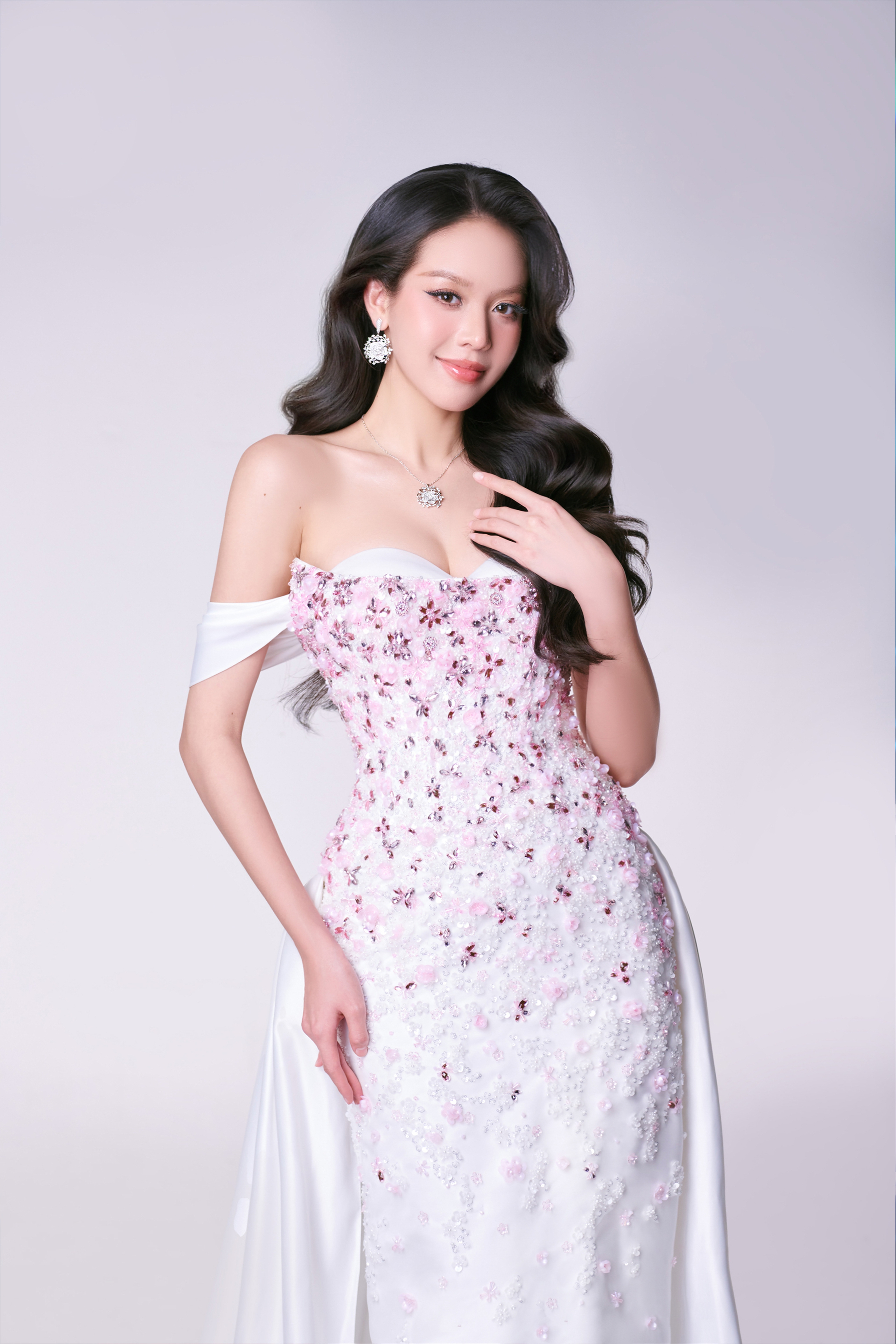 Bật mí về chiếc váy dạ hội gây tranh cãi mà Thanh Thủy diện tại Miss International- Ảnh 2. Bật mí về chiếc váy dạ hội gây tranh cãi mà Thanh Thủy diện tại Miss International- Ảnh 2.