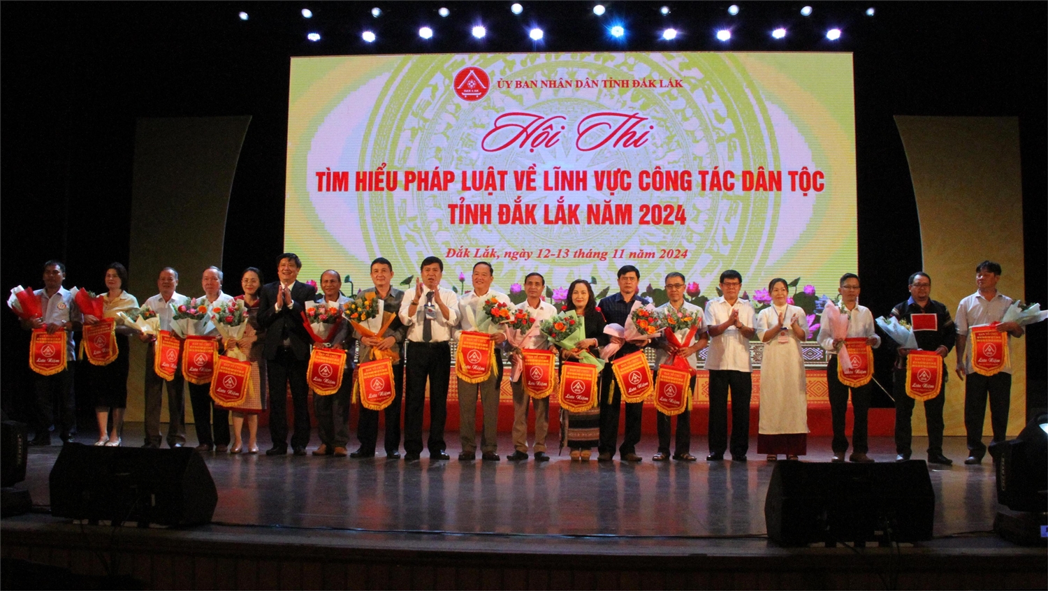 Ban tổ chức trao cờ lưu niệm các đội thi Ban tổ chức trao cờ lưu niệm các đội thi