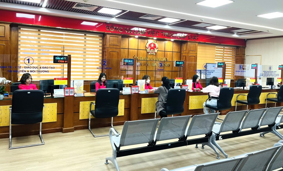 Chào mừng Đại hội Đảng bộ các cấp nhiệm kỳ 2025-2030, Quận Hai Bà Trưng đẩy mạnh các phong trào thi đua thực hiện tốt nếp sống văn minh đô thị, văn hóa ứng xử công sở và nơi công cộng (ảnh: công chức Bộ phận ''một cửa'' UBND Quận Hai Bà Trưng giải quyết hồ sơ hành chính)
