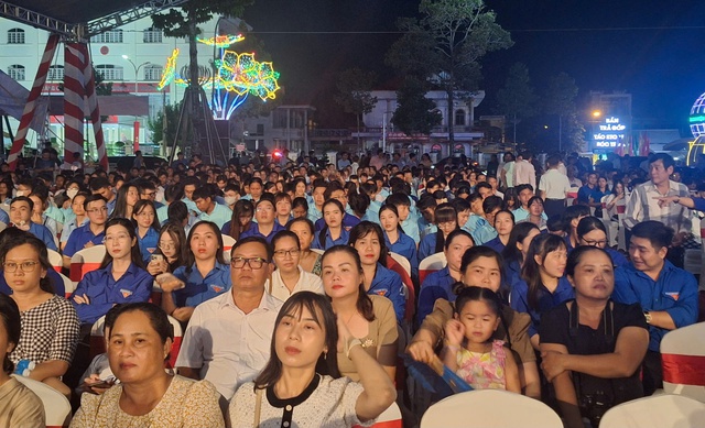 Khai mạc Lễ hội Oóc Om Bóc - Đua ghe Ngo Sóc Trăng, khu vực đồng bằng sông Cửu Long lần thứ VI - Ảnh 8. Khai mạc Lễ hội Oóc Om Bóc - Đua ghe Ngo Sóc Trăng, khu vực đồng bằng sông Cửu Long lần thứ VI - Ảnh 8.