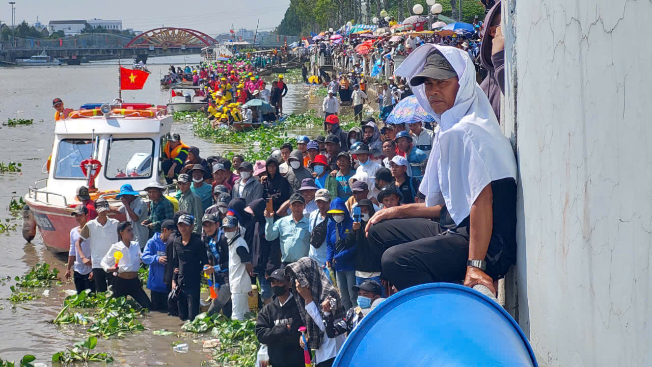 Tranh tài sôi nổi tại giải đua ghe ngo lớn nhất miền Tây- Ảnh 2. Tranh tài sôi nổi tại giải đua ghe ngo lớn nhất miền Tây- Ảnh 2.