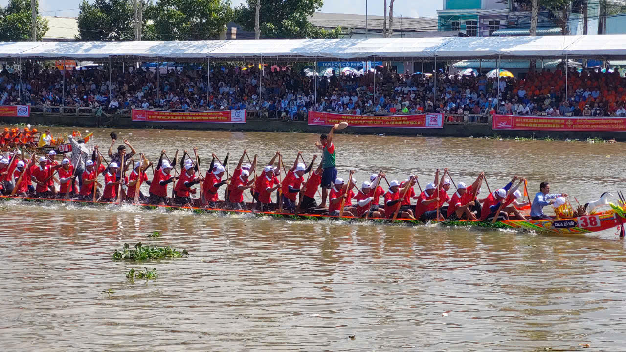 Tranh tài sôi nổi tại giải đua ghe ngo lớn nhất miền Tây- Ảnh 3. Tranh tài sôi nổi tại giải đua ghe ngo lớn nhất miền Tây- Ảnh 3.