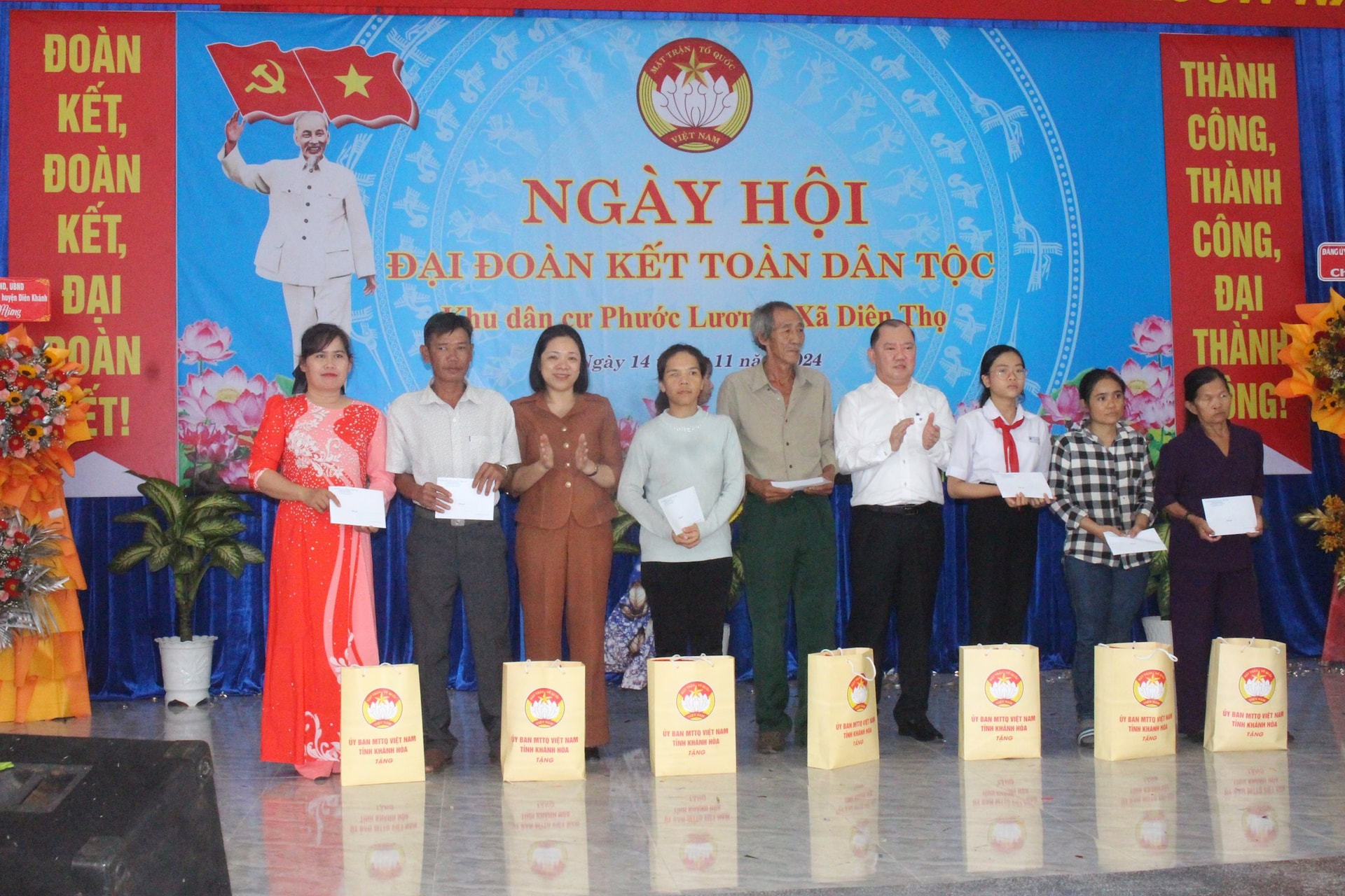 Trao quà cho các gia đình khó khăn tại Khu dân cư Phước Lương.