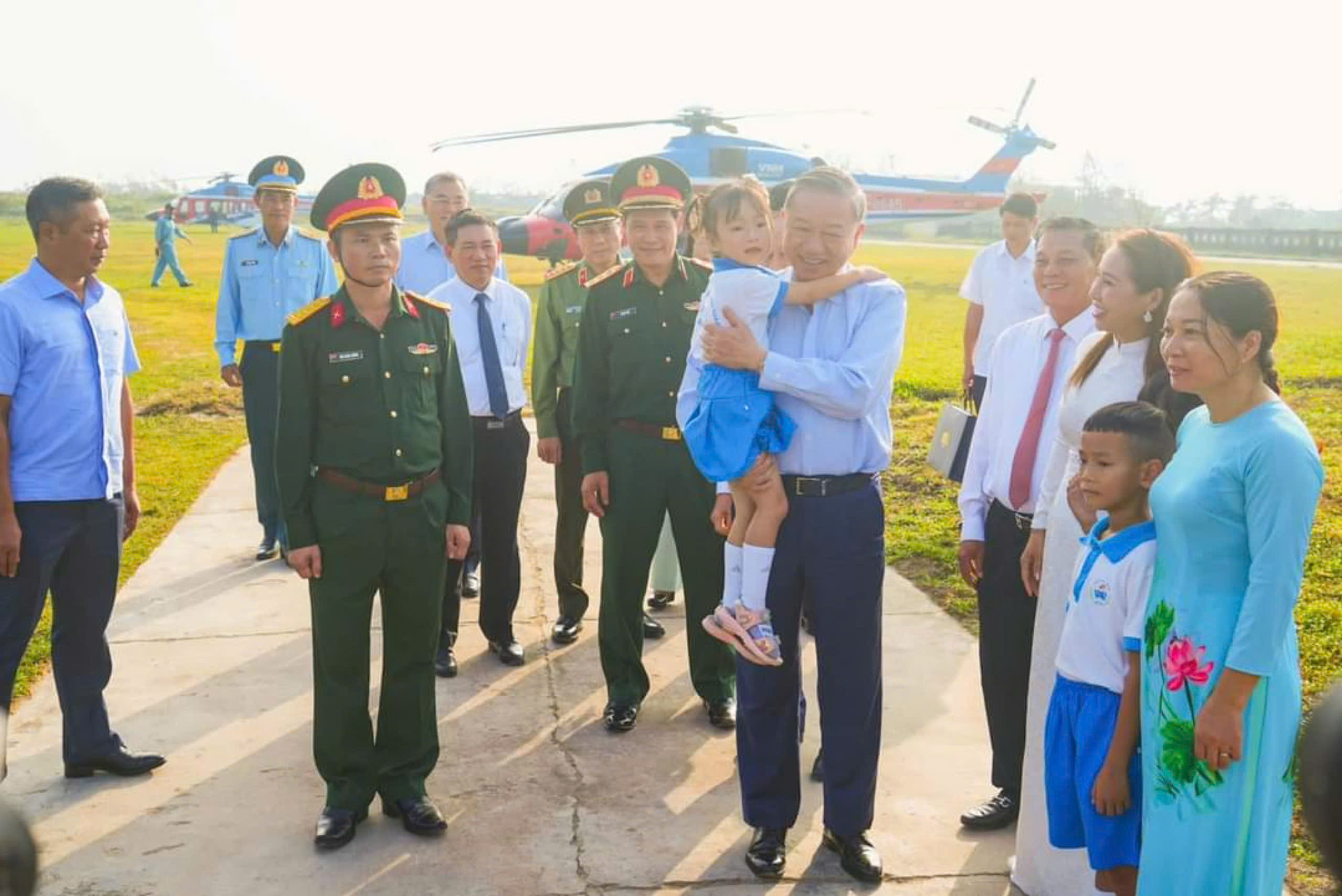 Tổng Bí thư: Xây dựng Bạch Long Vĩ thành pháo đài bảo vệ vùng biển, vùng trời Tổ quốc- Ảnh 4. Tổng Bí thư: Xây dựng Bạch Long Vĩ thành pháo đài bảo vệ vùng biển, vùng trời Tổ quốc- Ảnh 4.