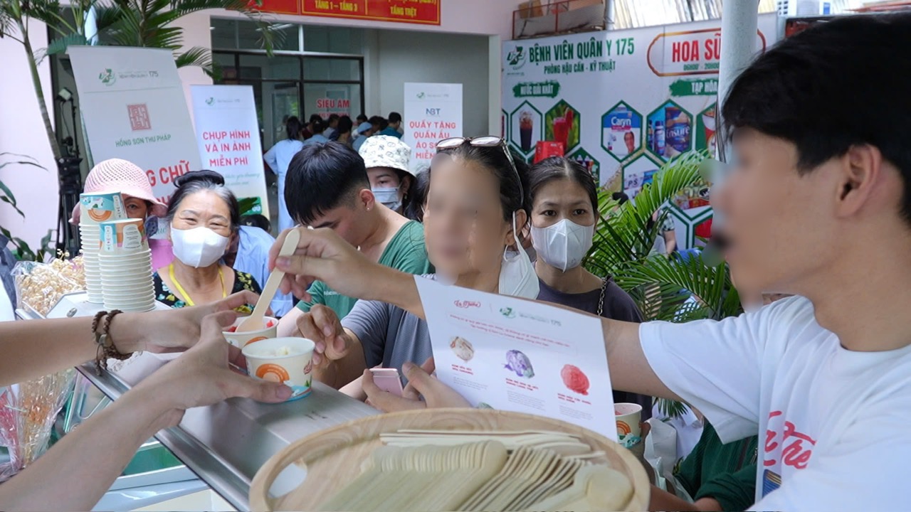 Bệnh nhân ung thư xúc động khi được đi 'siêu thị nhân ái' mua sắm- Ảnh 2. Bệnh nhân ung thư xúc động khi được đi 'siêu thị nhân ái' mua sắm- Ảnh 2.