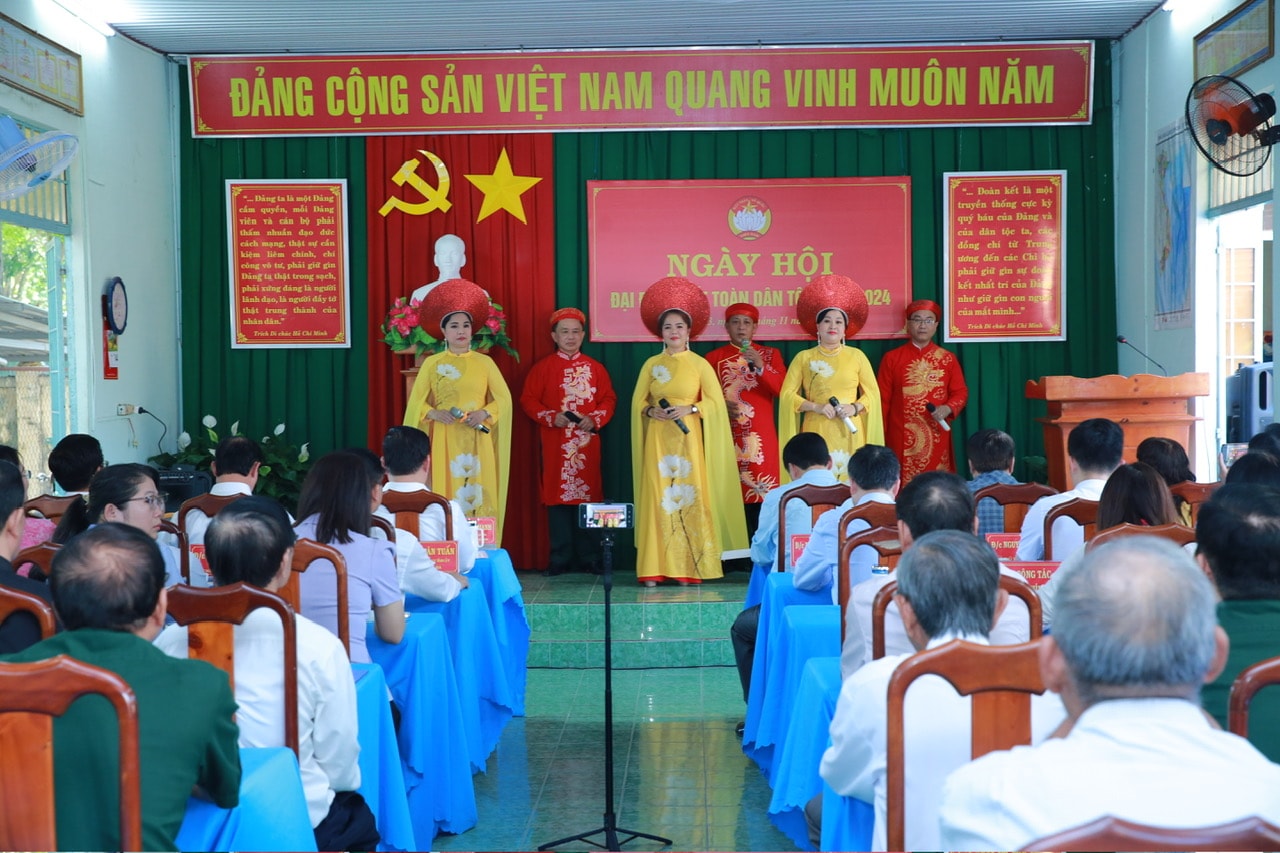Cùng nhau xây dựng quê hương thành nơi 'ai đi xa cũng nhớ về, ai đã đến một lần cũng muốn quay lại'- Ảnh 2. Cùng nhau xây dựng quê hương thành nơi 'ai đi xa cũng nhớ về, ai đã đến một lần cũng muốn quay lại'- Ảnh 2.