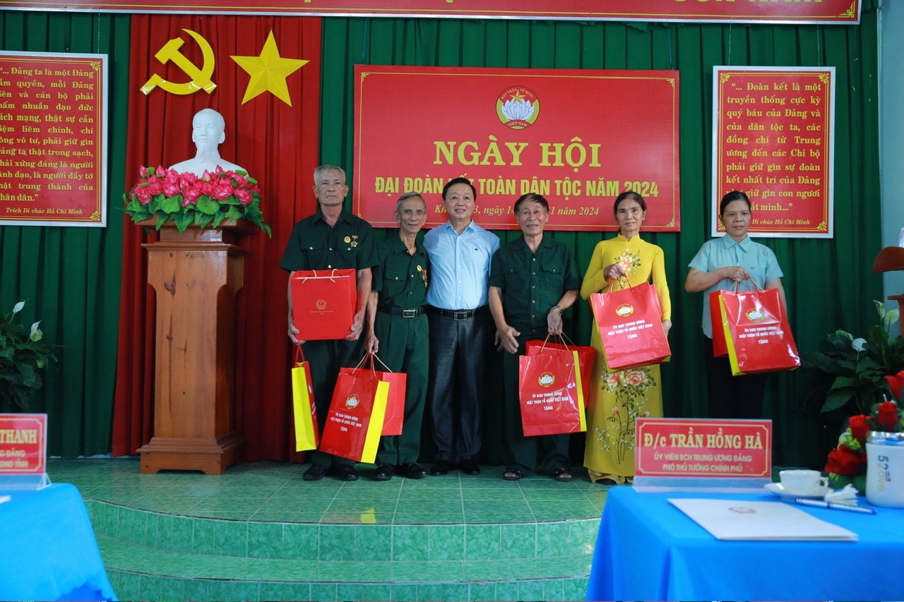 Cùng nhau xây dựng quê hương thành nơi 'ai đi xa cũng nhớ về, ai đã đến một lần cũng muốn quay lại'- Ảnh 3. Cùng nhau xây dựng quê hương thành nơi 'ai đi xa cũng nhớ về, ai đã đến một lần cũng muốn quay lại'- Ảnh 3.