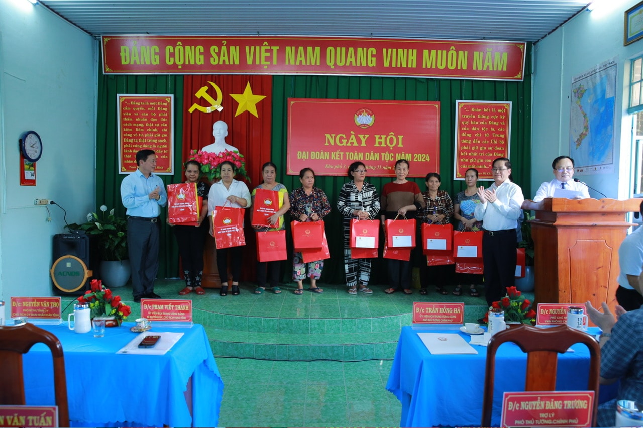 Cùng nhau xây dựng quê hương thành nơi 'ai đi xa cũng nhớ về, ai đã đến một lần cũng muốn quay lại'- Ảnh 5. Cùng nhau xây dựng quê hương thành nơi 'ai đi xa cũng nhớ về, ai đã đến một lần cũng muốn quay lại'- Ảnh 5.