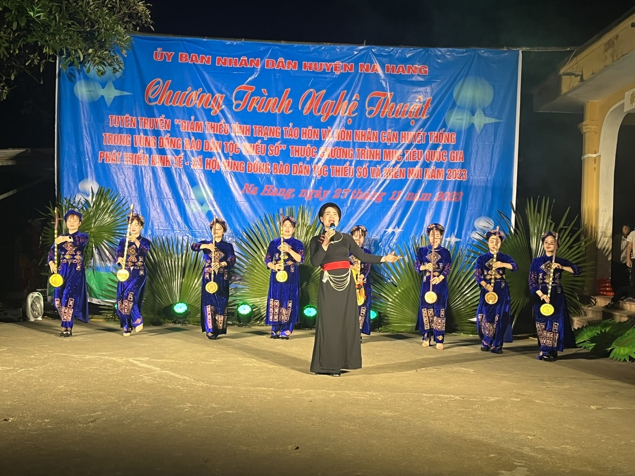 Tuyên truyền về tảo hôn và hôn nhân cận huyết thống đã lồng ghép vào các tiết mục văn nghệ mang lại hiệu quả rất cao trong công tác tuyên truyền tại thôn Nà Chác, xã Năng Khả, huyện Na Hang. Tuyên truyền về tảo hôn và hôn nhân cận huyết thống đã lồng ghép vào các tiết mục văn nghệ mang lại hiệu quả rất cao trong công tác tuyên truyền tại thôn Nà Chác, xã Năng Khả, huyện Na Hang.