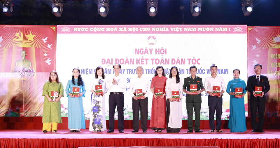 Trưởng Ban Tuyên giáo Thành ủy Nguyễn Doãn Toản thay mặt lãnh đạo TP trao quà tặng Nhân dân liên tổ dân phố 5, 6, 7, 8 phường Giang Biên.