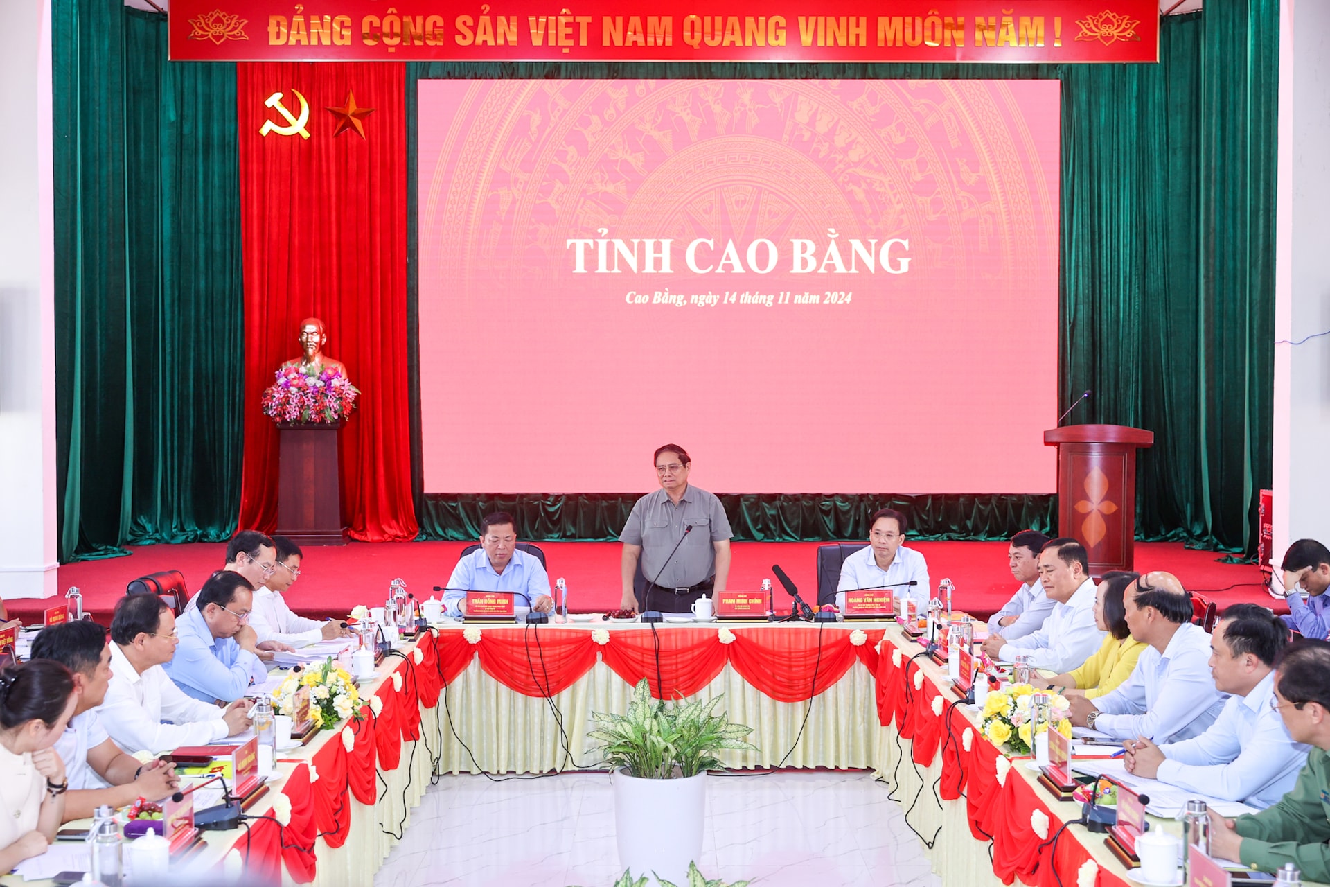 Thủ tướng: Hoàn thành 2 tuyến cao tốc tại Cao Bằng-Lạng Sơn ngay trong 2025- Ảnh 6. Thủ tướng: Hoàn thành 2 tuyến cao tốc tại Cao Bằng-Lạng Sơn ngay trong 2025- Ảnh 6.