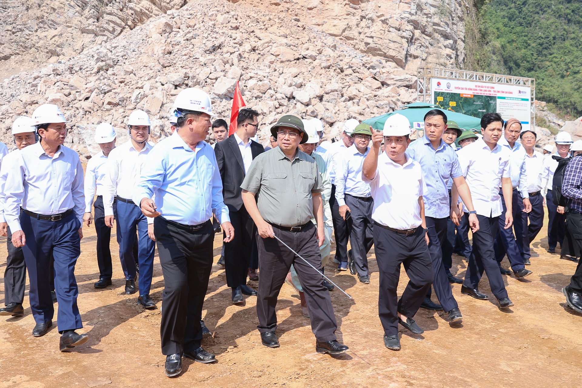 Thủ tướng: Hoàn thành 2 tuyến cao tốc tại Cao Bằng-Lạng Sơn ngay trong 2025- Ảnh 7. Thủ tướng: Hoàn thành 2 tuyến cao tốc tại Cao Bằng-Lạng Sơn ngay trong 2025- Ảnh 7.