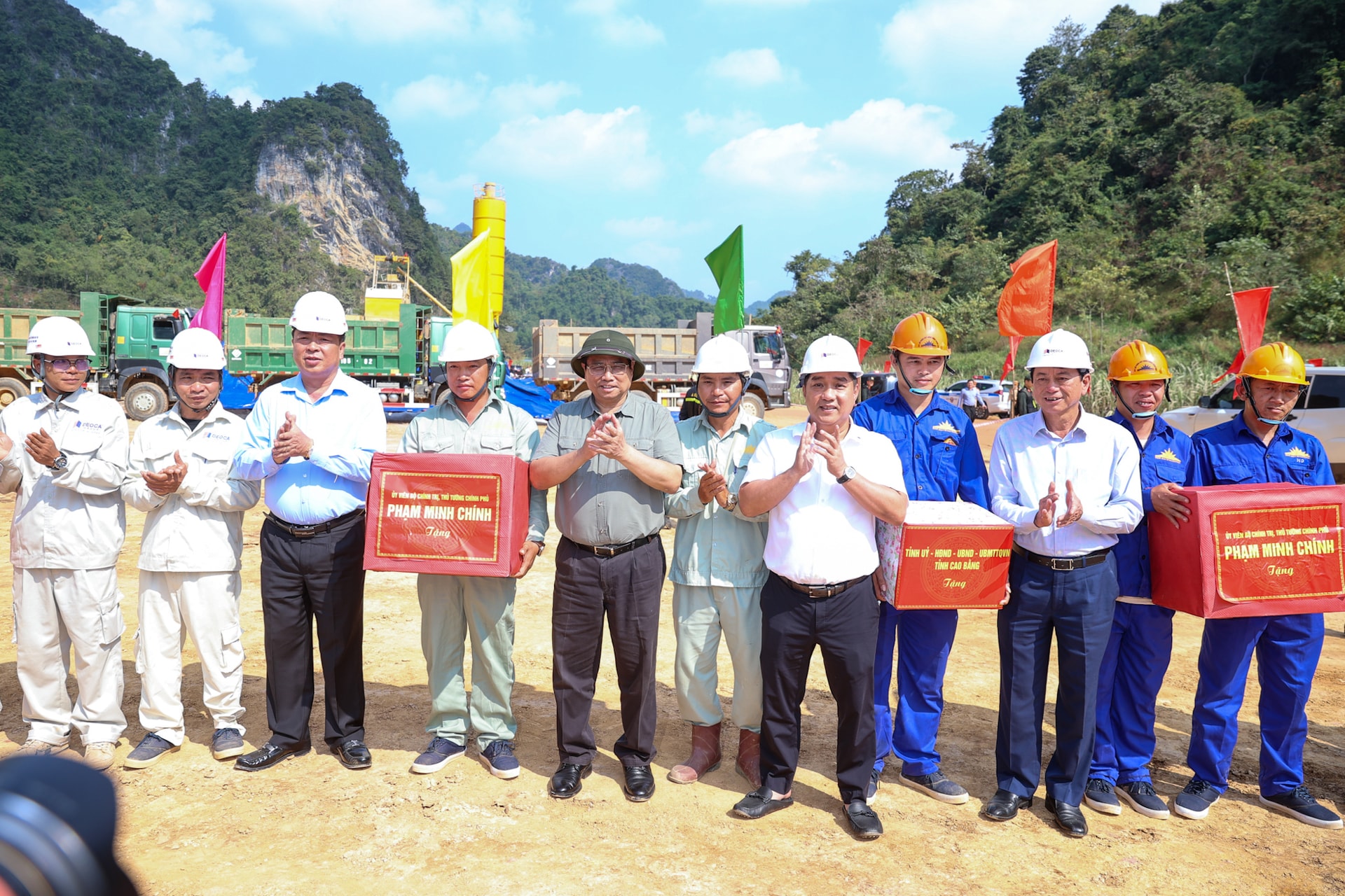 Thủ tướng: Hoàn thành 2 tuyến cao tốc tại Cao Bằng-Lạng Sơn ngay trong 2025- Ảnh 10. Thủ tướng: Hoàn thành 2 tuyến cao tốc tại Cao Bằng-Lạng Sơn ngay trong 2025- Ảnh 10.
