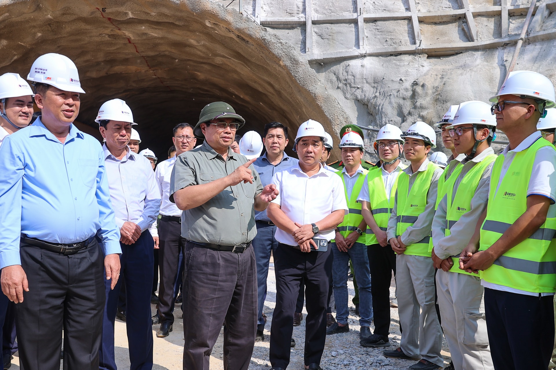 Thủ tướng: Hoàn thành 2 tuyến cao tốc tại Cao Bằng-Lạng Sơn ngay trong 2025- Ảnh 13. Thủ tướng: Hoàn thành 2 tuyến cao tốc tại Cao Bằng-Lạng Sơn ngay trong 2025- Ảnh 13.
