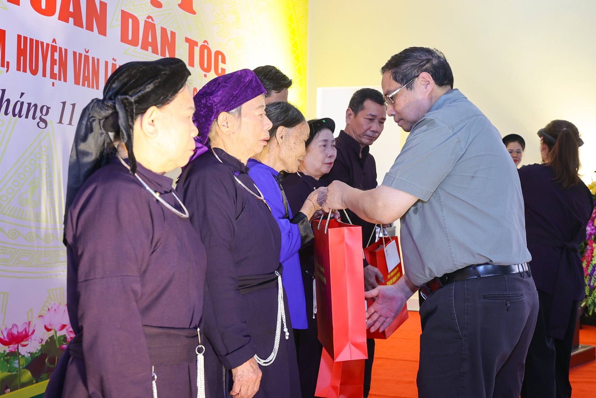 Thủ tướng: Đại đoàn kết để mang lại sản phẩm, hiệu quả cụ thể, không ngừng nâng cao đời sống nhân dân- Ảnh 6. Thủ tướng: Đại đoàn kết để mang lại sản phẩm, hiệu quả cụ thể, không ngừng nâng cao đời sống nhân dân- Ảnh 6.
