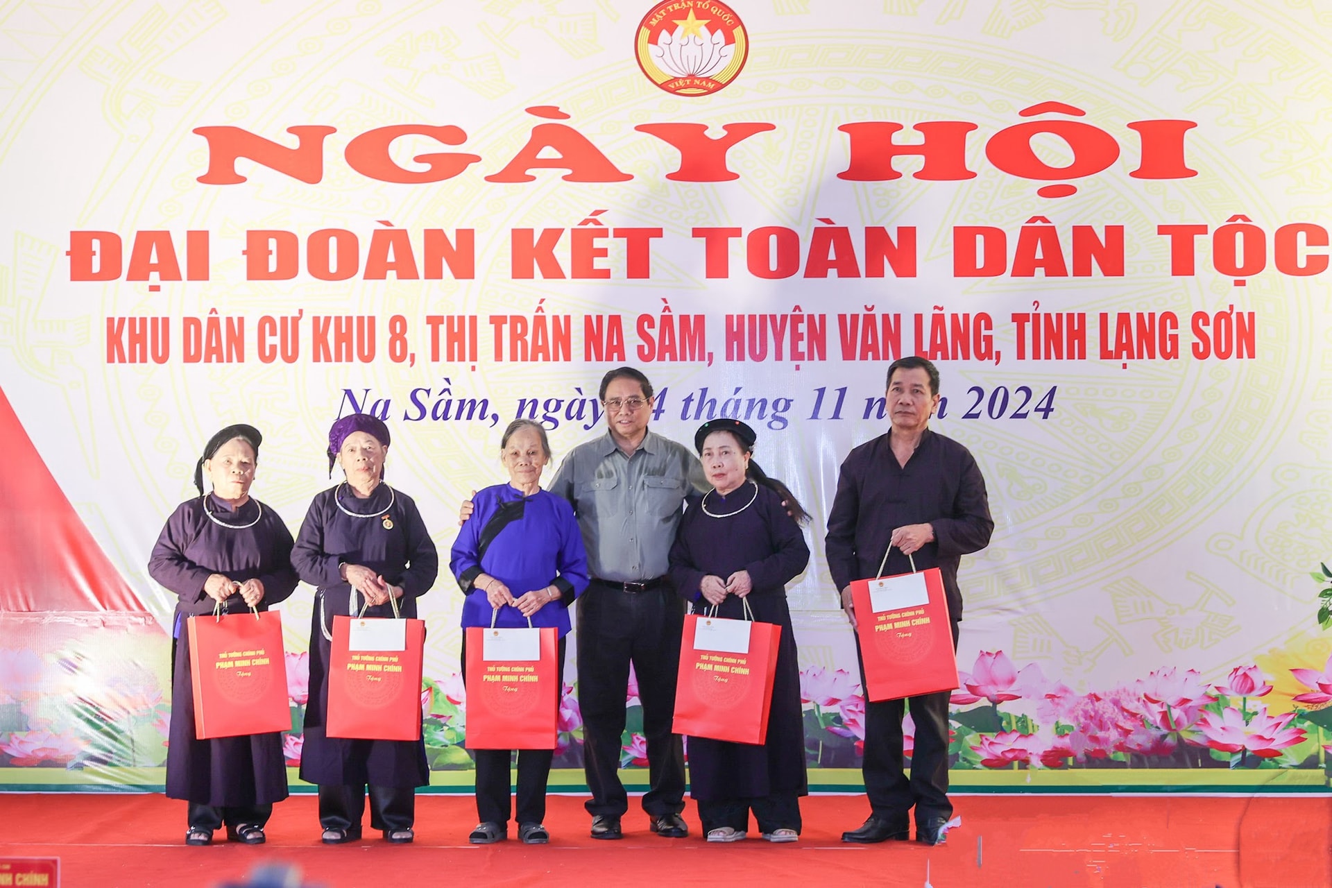 Thủ tướng: Đại đoàn kết để mang lại sản phẩm, hiệu quả cụ thể, không ngừng nâng cao đời sống nhân dân- Ảnh 7. Thủ tướng: Đại đoàn kết để mang lại sản phẩm, hiệu quả cụ thể, không ngừng nâng cao đời sống nhân dân- Ảnh 7.