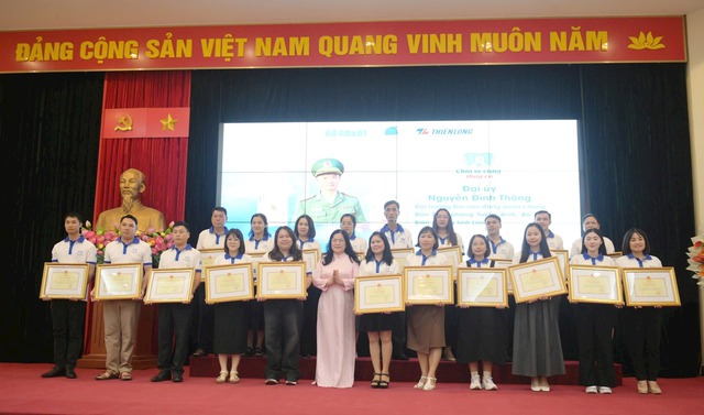 Gặp mặt 60 nhà giáo tham gia gặp mặt các nhà giáo tham gia Chương trình "Chia sẻ cùng thầy cô" - Ảnh 4. Gặp mặt 60 nhà giáo tham gia gặp mặt các nhà giáo tham gia Chương trình "Chia sẻ cùng thầy cô" - Ảnh 4.