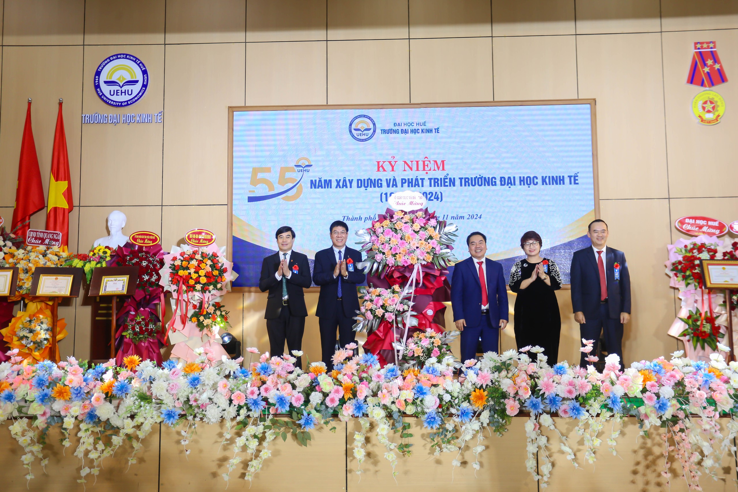 Trường đại học Kinh tế, Đại học Huế nhận bằng khen của Quốc hội Lào- Ảnh 2. Trường đại học Kinh tế, Đại học Huế nhận bằng khen của Quốc hội Lào- Ảnh 2.
