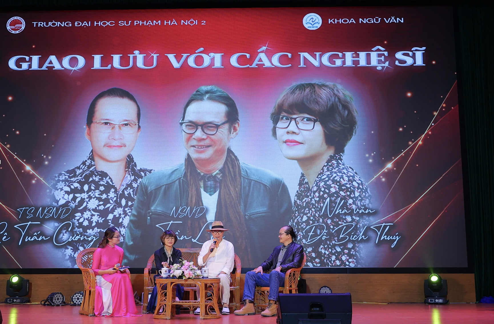 Nữ sinh Sư phạm đóng vai