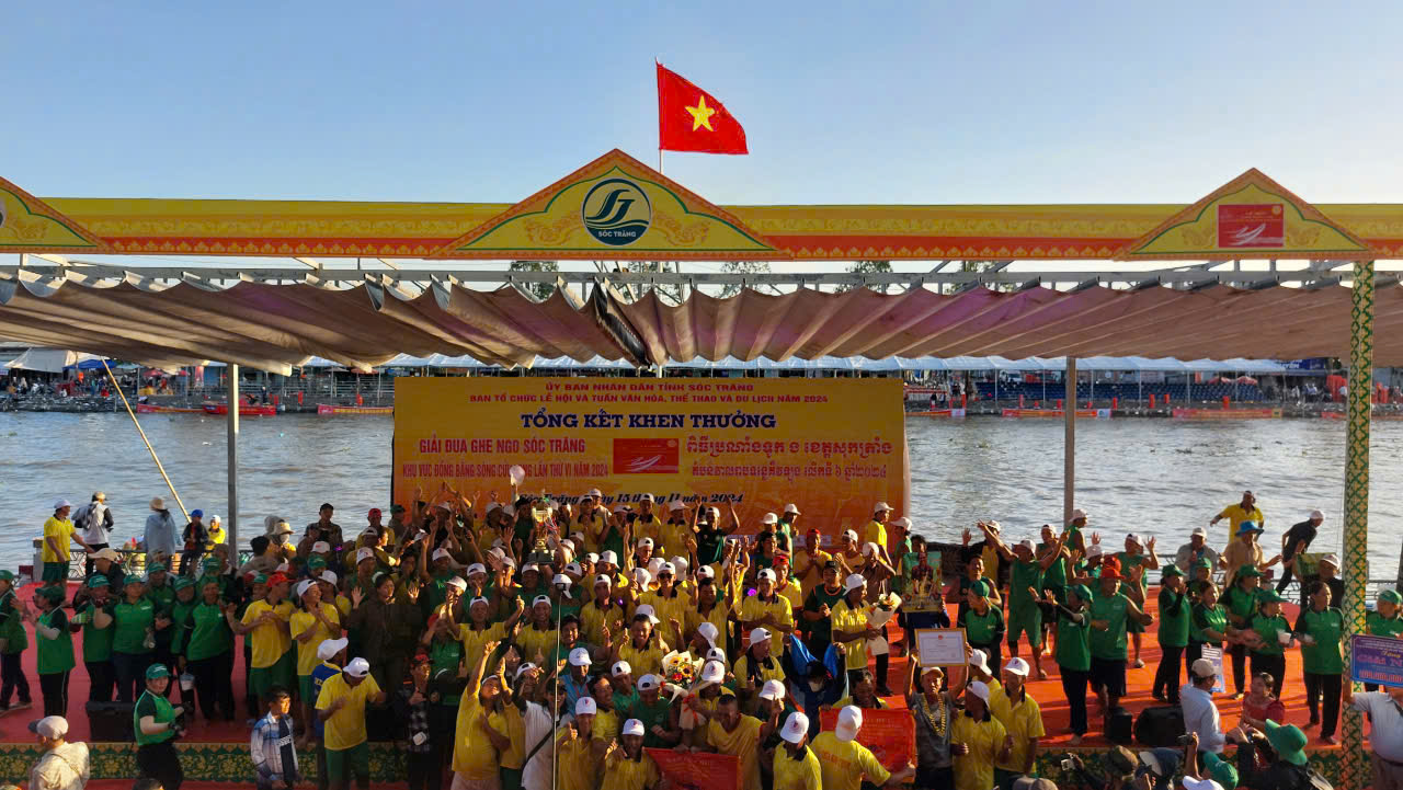 Điều đặc biệt của 2 đội vô địch đua ghe ngo ở Sóc Trăng- Ảnh 3. Điều đặc biệt của 2 đội vô địch đua ghe ngo ở Sóc Trăng- Ảnh 3.