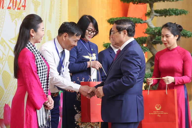 Thủ tướng: Hướng tới kỷ nguyên mới, giáo dục tiếp tục là quốc sách hàng đầu- Ảnh 6. Thủ tướng: Hướng tới kỷ nguyên mới, giáo dục tiếp tục là quốc sách hàng đầu- Ảnh 6.