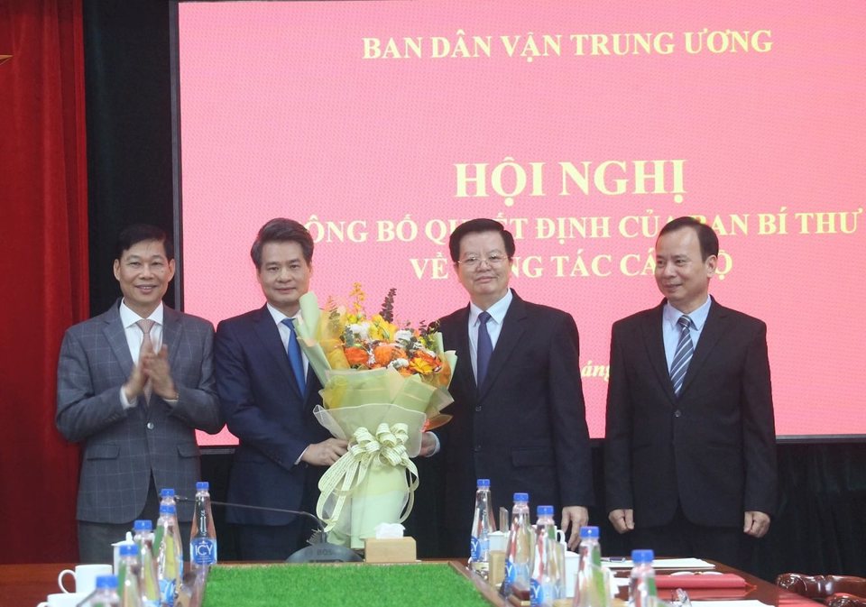 Lãnh đạo Ban Dân vận Trung ương tặng hoa chúc mừng đồng chí Nguyễn Quang Đức.