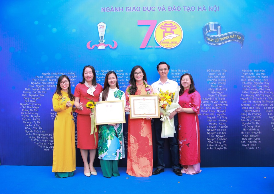 Các nhà giáo nhận giải thưởng đã có đóng góp xuất sắc trong phong trào thi đua “Đổi mới, sáng tạo trong dạy và học” tại các nhà trường.