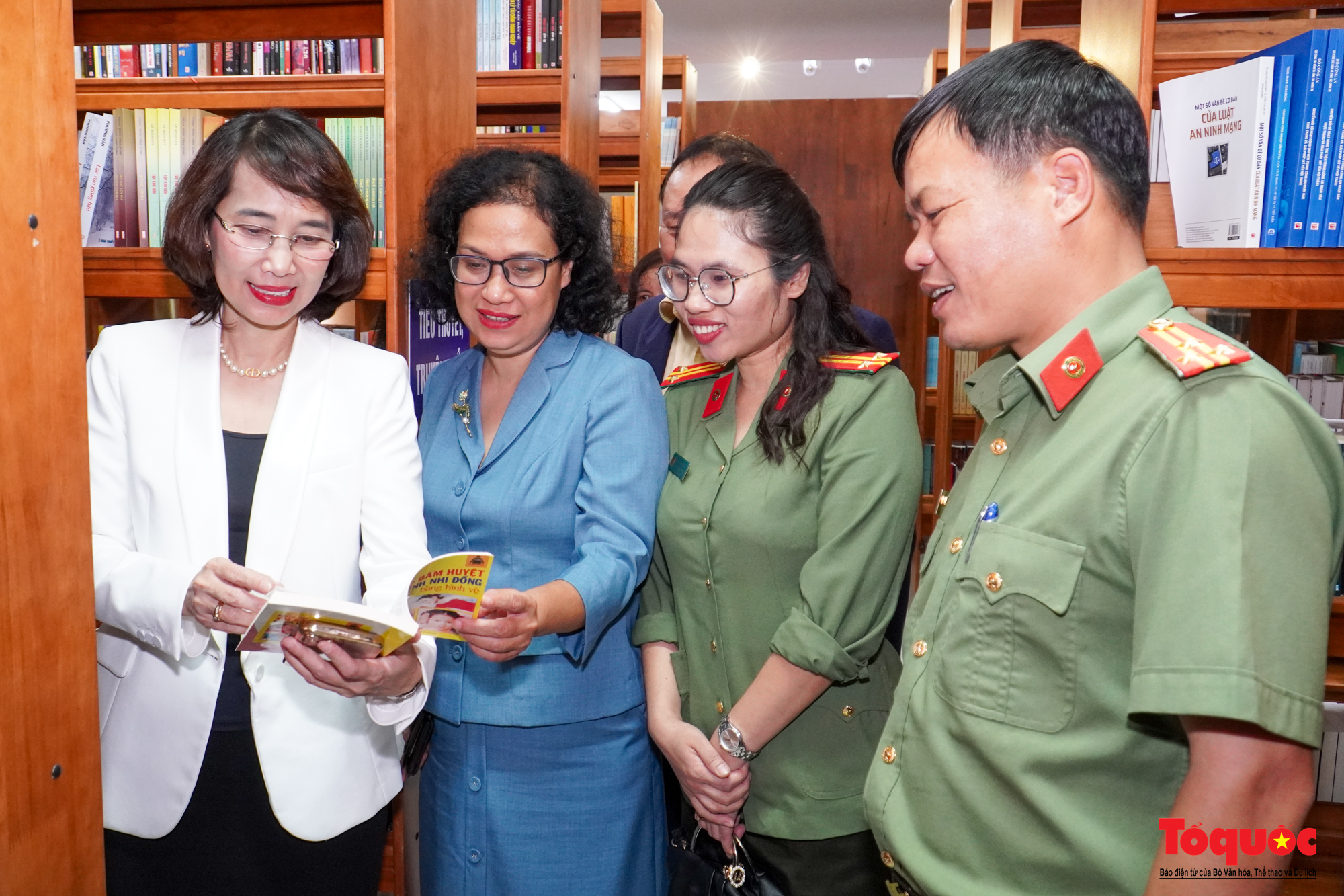 Hỗ trợ Công an tỉnh Lâm Đồng xây dựng tủ sách Hồ Chí Minh - Ảnh 3. Hỗ trợ Công an tỉnh Lâm Đồng xây dựng tủ sách Hồ Chí Minh - Ảnh 3.