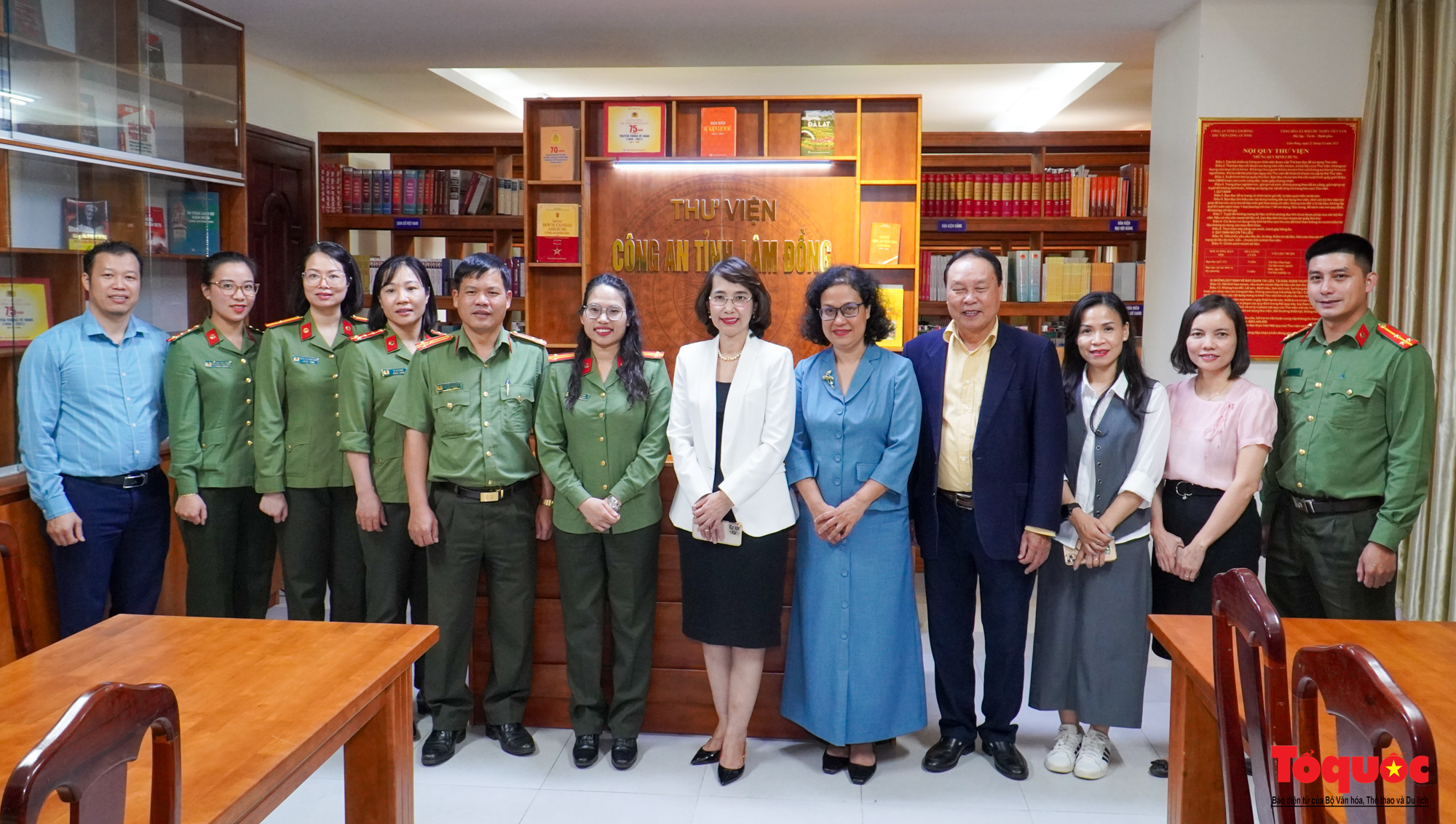 Hỗ trợ Công an tỉnh Lâm Đồng xây dựng tủ sách Hồ Chí Minh - Ảnh 5. Hỗ trợ Công an tỉnh Lâm Đồng xây dựng tủ sách Hồ Chí Minh - Ảnh 5.