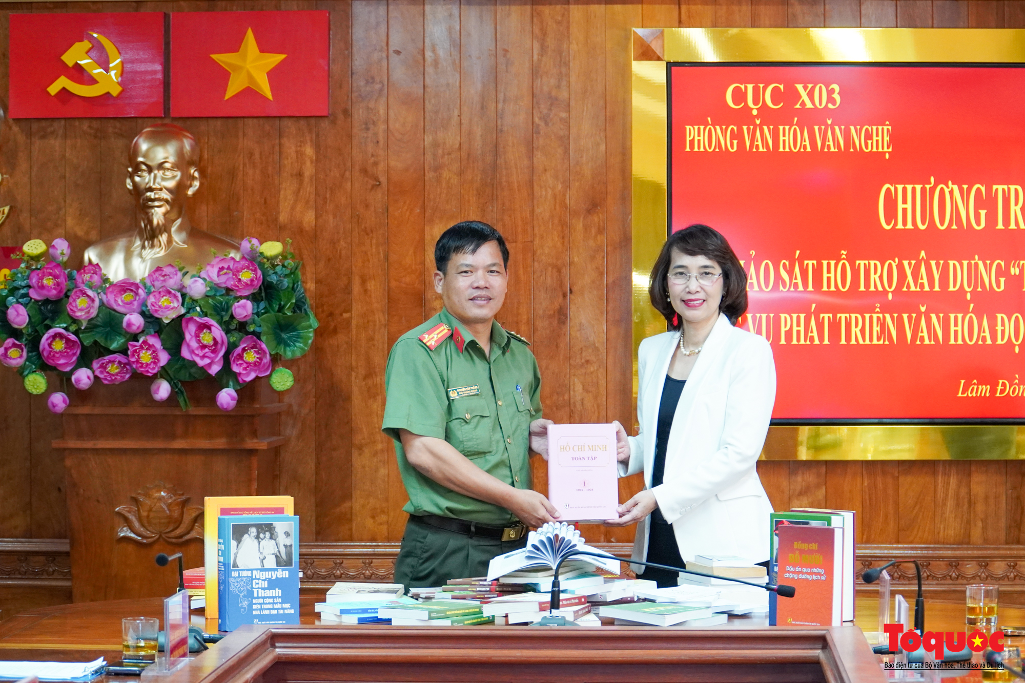 Hỗ trợ Công an tỉnh Lâm Đồng xây dựng tủ sách Hồ Chí Minh - Ảnh 6. Hỗ trợ Công an tỉnh Lâm Đồng xây dựng tủ sách Hồ Chí Minh - Ảnh 6.